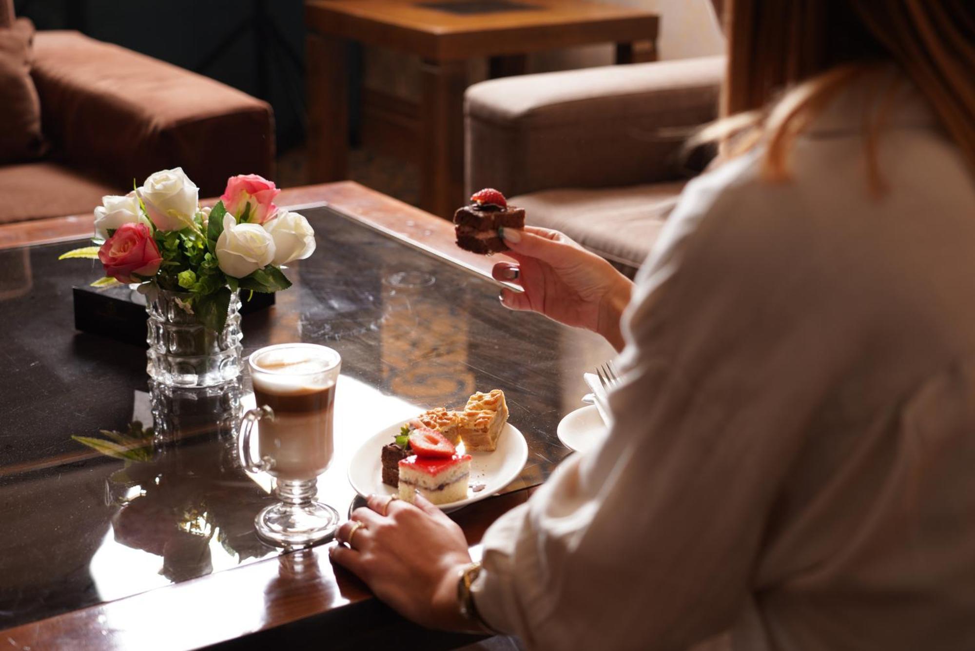 Thousand Nights Hotel Амман Экстерьер фото Afternoon tea