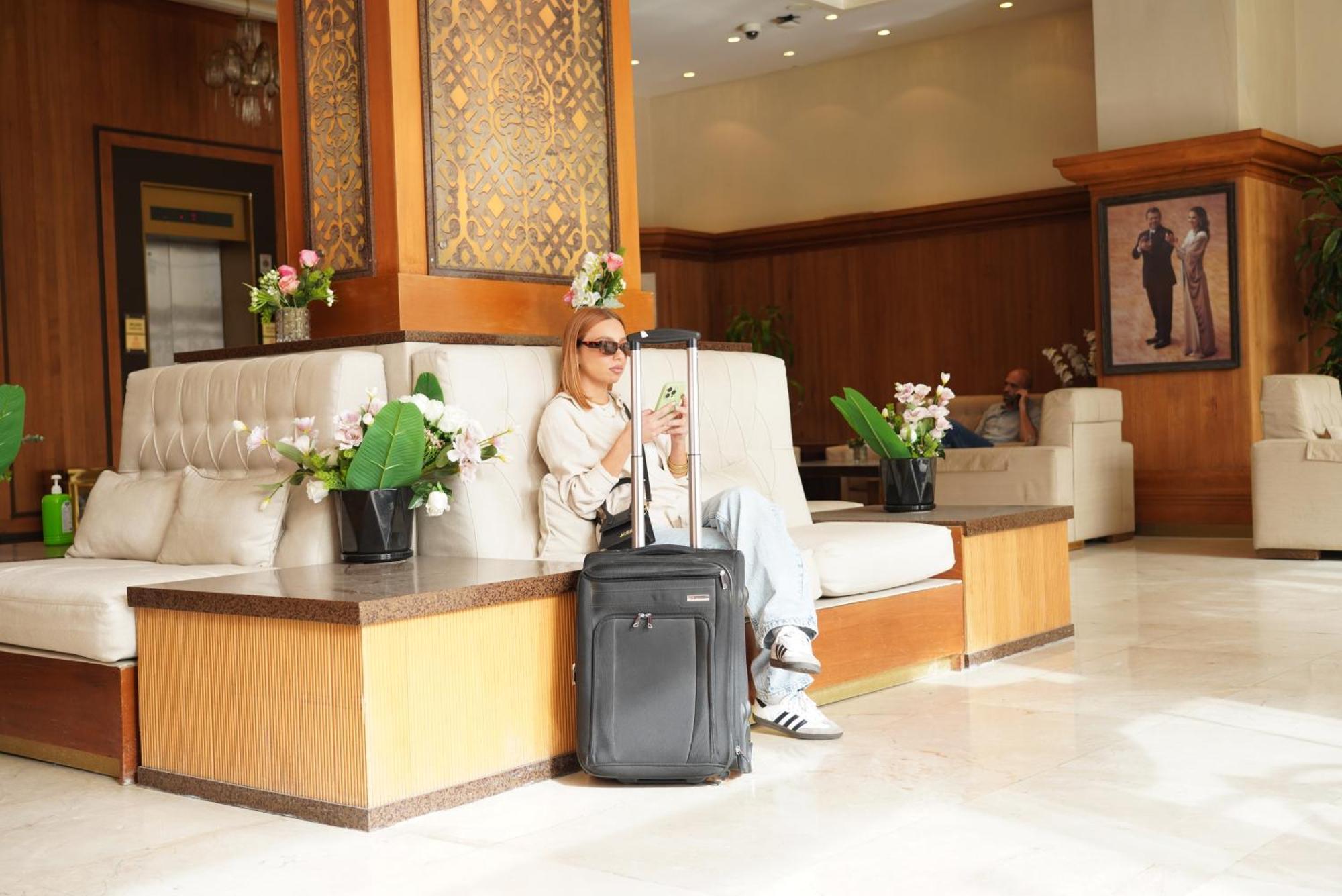 Thousand Nights Hotel Амман Экстерьер фото A woman with a suitcase