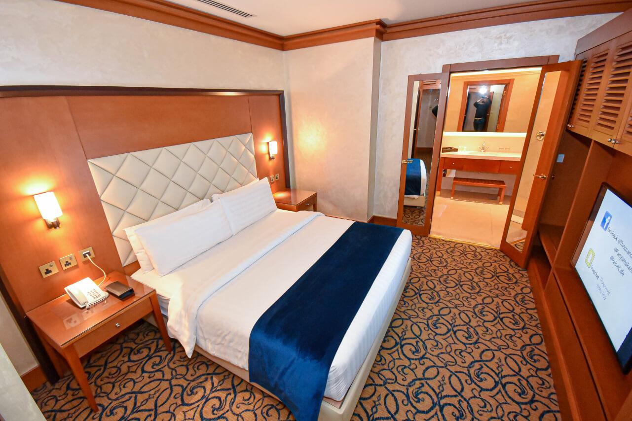 Thousand Nights Hotel Амман Экстерьер фото A bedroom in the hotel
