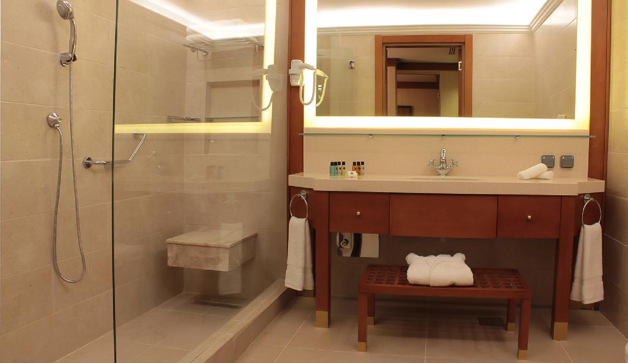 Thousand Nights Hotel Амман Экстерьер фото A bathroom in a hotel
